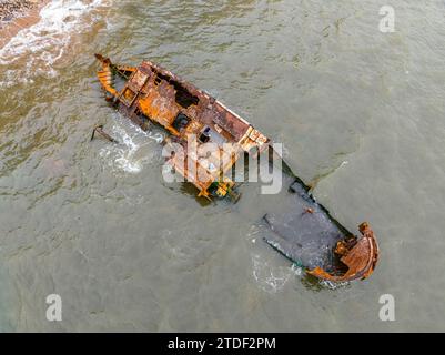 Schiffswrack-Strand, Bucht von Santiago, Luanda, Angola, Afrika Stockfoto