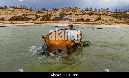 Männer demontieren ein Boot am Schiffswrack-Strand, der Bucht von Santiago, Luanda, Angola, Afrika Stockfoto