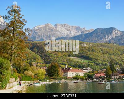 Das Dorf Talloires am See Annecy, Haute-Savoie, Frankreich, Europa Stockfoto