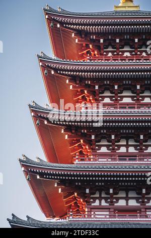 Fünfstöckige Pagode Details bei Sonnenaufgang im Senso-JI-Tempel, Tokio, Honshu, Japan, Asien Stockfoto