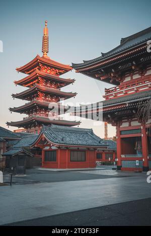 Fünfstöckige Pagode bei Sonnenaufgang im Senso-JI-Tempel, Tokio, Honshu, Japan, Asien Stockfoto