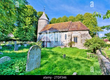 St. Peter's Church, erbaut im 12. Jahrhundert, eine von nur drei Kirchen in Sussex mit rundem Turm, Southease, nahe Lewes, East Sussex, England Stockfoto