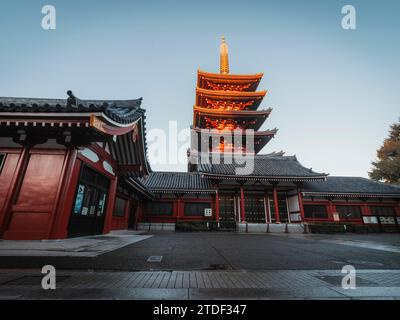 Fünfstöckige Pagode bei Sonnenaufgang im Senso-JI-Tempel, Tokio, Honshu, Japan, Asien Stockfoto