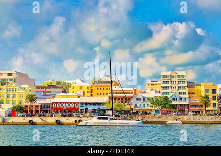 Katamaran vorbei an pastellfarbenen Gebäuden auf der Front Street, Hamilton, Bermuda, Atlantik, Nordamerika Stockfoto