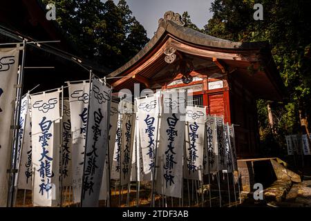 Weiße Banner mit Kanji-Schriftzug am Mount Iwaki-Schrein in der Nähe von Hirosaki, Nord-Honshu, Japan, Asien Stockfoto