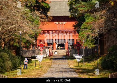 Nahaufnahme des feuerroten Hauptgebäudes des Mount Iwaki Schreins in der Nähe von Hirosaki, North Hon Shu, Japan, Asien Stockfoto