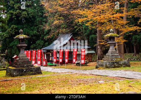 Blick auf einen japanischen Tempel, Steinlaternen in einem herbstlichen Wald, den Mount Iwaki Schrein, in der Nähe von Hirosaki, Nord-Honshu, Japan, Asien Stockfoto