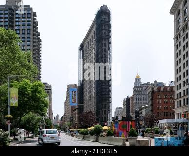 Blick auf das Flatiron Building, ein dreieckiges Wahrzeichen mit Stahlrahmen an der 175 Fifth Avenue im Flatiron District, Manhattan, New York City Stockfoto