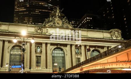 Blick auf das Grand Central Terminal bei Nacht, ein Pendlerbahnhof in Midtown Manhattan, New York City, USA, Nordamerika Stockfoto