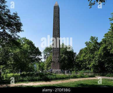 Blick auf Cleopatras Nadel, einen roten Granitobelisken, vom Tempel des Ra im alten Ägypten, Central Park, New York City, Vereinigte Staaten von Amerika Stockfoto