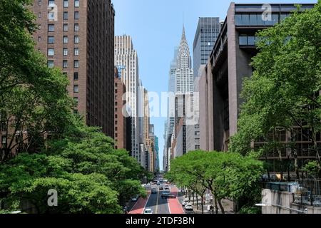 Blick auf die 42nd Street, eine bedeutende Kreuzungsstraße, vom Tudor City Overpass (Tudor City Btidge), Manhattan Borough von New York City Stockfoto