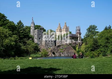Stadtlandschaft mit Belvedere Castle, einem neogotischen Gebäude am Vista Rock, Central Park, Manhattan Island, New York City Stockfoto