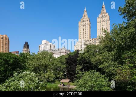 New York City City City vom See aus betrachtet, dem größten Gewässer des Central Parks nach dem Reservoir, Central Park, Manhattan, New York City Stockfoto