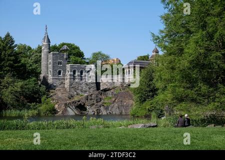 Stadtlandschaft mit Belvedere Castle, einem neogotischen Gebäude am Vista Rock, Central Park, Manhattan Island, New York City Stockfoto