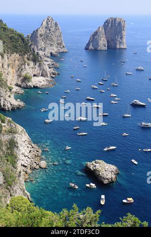 Faraglioni Klippen auf Capri, Bucht von Neapel, Kampanien, Italien, Europa Stockfoto