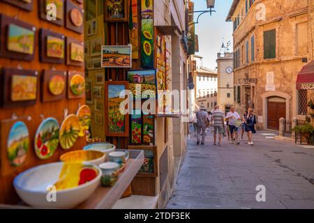 Blick auf Geschäfte und Shopper in engen Straßen in Montepulciano, Montepulciano, Provinz Siena, Toskana, Italien, Europa Stockfoto