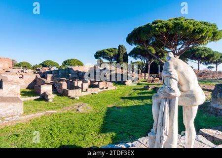 Herkules-Tempel, Statue von Cartilius Poplicola, archäologische Stätte Ostia Antica, Ostia, Provinz Rom, Latium (Latium), Italien, Europa Stockfoto