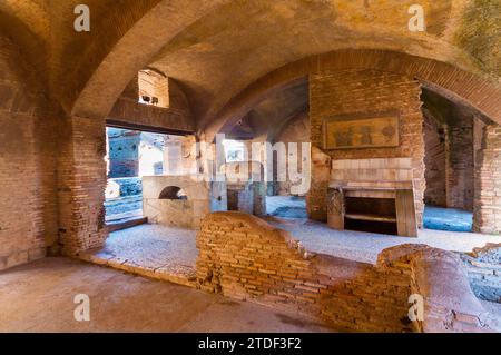 Thermopolium (römische Bar für warme Speisen und Getränke), archäologische Stätte Ostia Antica, Ostia, Provinz Rom, Latium (Latium), Italien, Europa Stockfoto