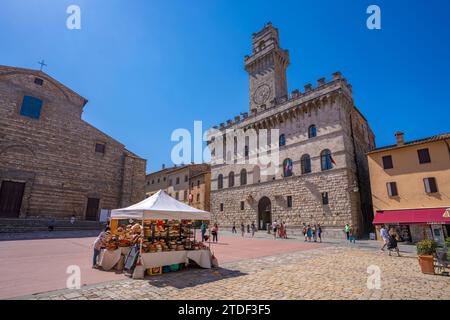 Blick auf den Palazzo Comunale auf der Piazza Grande in Montepulciano, Montepulciano, Provinz Siena, Toskana, Italien, Europa Stockfoto