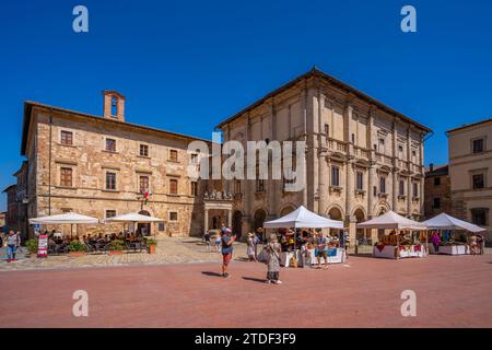 Blick auf Marktstände auf der Piazza Grande in Montepulciano, Montepulciano, Provinz Siena, Toskana, Italien, Europa Stockfoto