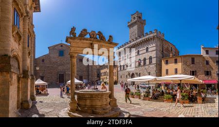 Blick auf Well und Palazzo Comunale auf der Piazza Grande in Montepulciano, Montepulciano, Provinz Siena, Toskana, Italien, Europa Stockfoto