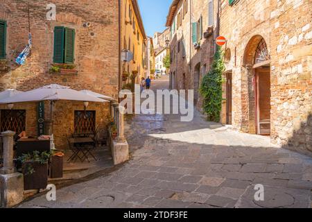 Blick auf das Café und die Bar in einer engen Straße in Montepulciano, Montepulciano, Provinz Siena, Toskana, Italien, Europa Stockfoto