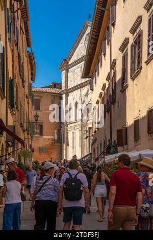Blick auf Geschäfte und Shopper in engen Straßen in Montepulciano, Montepulciano, Provinz Siena, Toskana, Italien, Europa Stockfoto