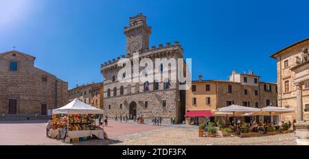 Blick auf den Palazzo Comunale auf der Piazza Grande in Montepulciano, Montepulciano, Provinz Siena, Toskana, Italien, Europa Stockfoto