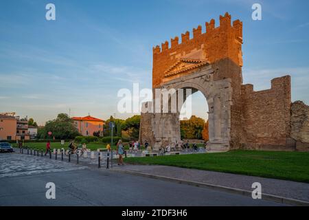 Blick auf den Augustusbogen (Arco d'Augusto) bei Sonnenuntergang, Rimini, Emilia-Romagna, Italien, Europa Stockfoto