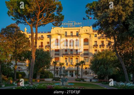 Blick auf die Fassade des Grand Hotel di Rimini am Strand von Rimini, Rimini, Emilia-Romagna, Italien, Europa Stockfoto