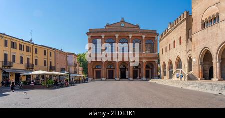 Blick auf Teatro Amintore Galli und Palazzo del Podesta auf der Piazza Cavour in Rimini, Rimini, Emilia-Romagna, Italien, Europa Stockfoto