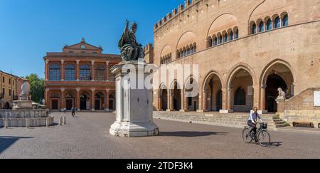 Blick auf Teatro Amintore Galli und Palazzo del Podesta auf der Piazza Cavour in Rimini, Rimini, Emilia-Romagna, Italien, Europa Stockfoto