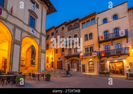 Blick auf die Architektur auf der Piazza Grande in der Abenddämmerung, Arezzo, Provinz Arezzo, Toskana, Italien, Europa Stockfoto