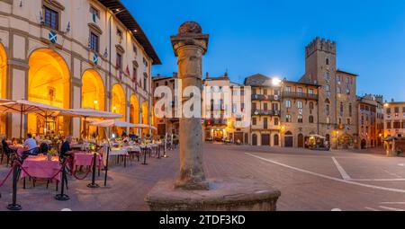 Blick auf die Architektur auf der Piazza Grande in der Abenddämmerung, Arezzo, Provinz Arezzo, Toskana, Italien, Europa Stockfoto