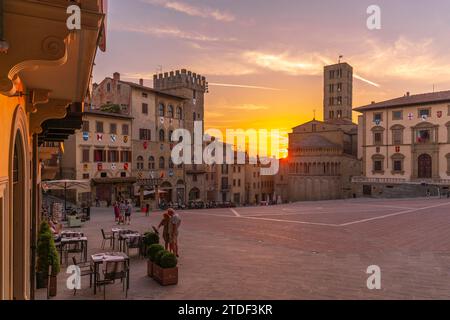 Blick auf die Architektur auf der Piazza Grande bei Sonnenuntergang, Arezzo, Provinz Arezzo, Toskana, Italien, Europa Stockfoto