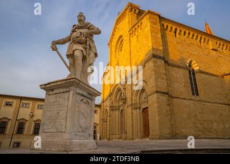 Blick auf die Statue Ferdinando i de' Medici und die Kathedrale von Arezzo, Arezzo, Provinz Arezzo, Toskana, Italien, Europa Stockfoto