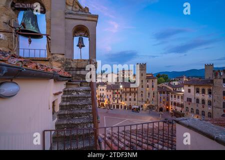 Blick auf die Piazza Grande vom Palazzo della Fraternita dei Laici in der Abenddämmerung, Arezzo, Provinz Arezzo, Toskana, Italien, Europa Stockfoto