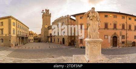 Blick auf den Palazzo dei priori von der Kathedrale von Arezzo, Arezzo, Provinz Arezzo, Toskana, Italien, Europa Stockfoto