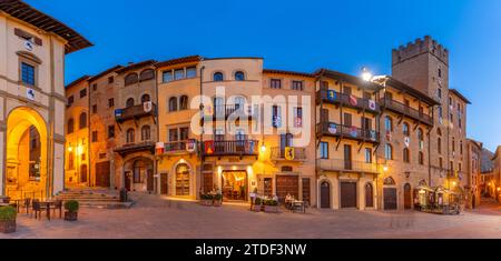 Blick auf die Architektur auf der Piazza Grande in der Abenddämmerung, Arezzo, Provinz Arezzo, Toskana, Italien, Europa Stockfoto