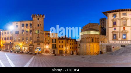 Blick auf die Architektur auf der Piazza Grande in der Abenddämmerung, Arezzo, Provinz Arezzo, Toskana, Italien, Europa Stockfoto