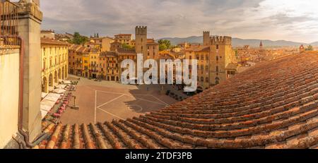 Blick auf die Piazza Grande vom Palazzo della Fraternita dei Laici, Arezzo, Provinz Arezzo, Toskana, Italien, Europa Stockfoto