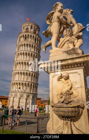 Blick auf Fontana dei Putti und Schiefen Turm von Pisa, UNESCO-Weltkulturerbe, Pisa, Provinz Pisa, Toskana, Italien, Europa Stockfoto