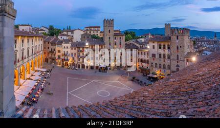 Blick auf die Piazza Grande vom Palazzo della Fraternita dei Laici in der Abenddämmerung, Arezzo, Provinz Arezzo, Toskana, Italien, Europa Stockfoto