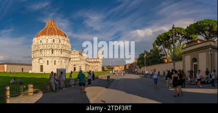 Blick auf das Baptisterium von San Giovanni, die Kathedrale von Pisa und den Schiefen Turm von Pisa, UNESCO-Weltkulturerbe, Pisa, Provinz Pisa, Toskana, Italien Stockfoto