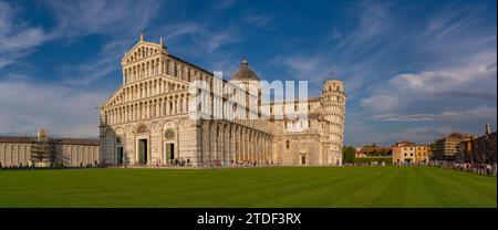 Blick auf die Kathedrale von Pisa und den Schiefen Turm von Pisa, UNESCO-Weltkulturerbe, Pisa, Provinz Pisa, Toskana, Italien, Europa Stockfoto