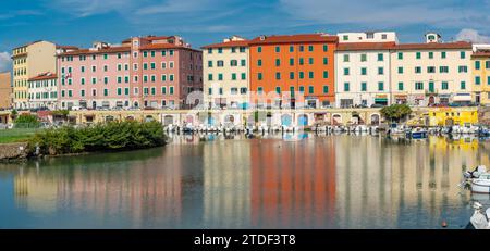 Blick auf farbenfrohe Gebäude und Kanal, Livorno, Provinz Livorno, Toskana, Italien, Europa Stockfoto