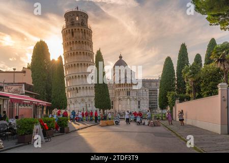 Blick auf Souvenirstände und Schiefen Turm von Pisa bei Sonnenuntergang, UNESCO-Weltkulturerbe, Pisa, Provinz Pisa, Toskana, Italien, Europa Stockfoto