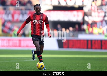 Rafael Leao vom AC Milan im Spiel der Serie A zwischen AC Milan und AC Monza am 17. Dezember 2023 im Stadio Giuseppe Meazza in Mailand. Stockfoto
