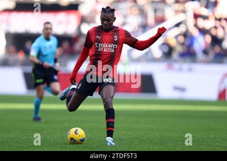 Rafael Leao vom AC Milan im Spiel der Serie A zwischen AC Milan und AC Monza am 17. Dezember 2023 im Stadio Giuseppe Meazza in Mailand. Stockfoto