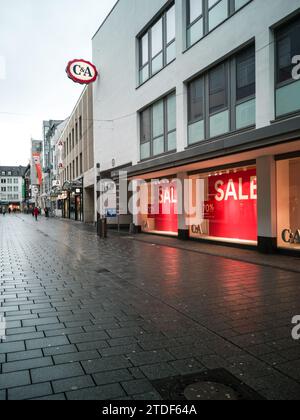 Koblenz, Deutschland - 19. Januar 2021: Leere Straße vor den Fenstern mit „Sale“-Promotion des C&A Fashion Stores Stockfoto